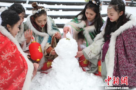 古裝美女雪中斗艷穿越古今玩“打雪仗、堆雪人”